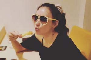 张柏芝独自吃美食晒美照  扎高马尾青春减龄