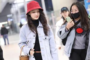 李沁戴小红帽穿牛仔衣超清新 和助理热聊