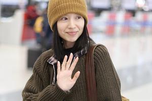 董洁素颜戴“小黄帽”皮肤好 对镜挥手青春减龄