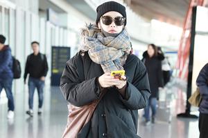 太温暖！倪妮穿廓形羽绒服戴厚围巾毛线帽搭机