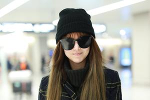 昆凌齐刘海对镜甜笑 格纹外套显复古气质