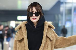 36岁吴昕黑超遮面穿毛绒外套现身 涂红唇秀美腿