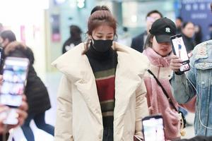 白鹿穿羽绒服搭机清新甜美 获赠史迪仔玩偶