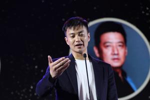 周一围蓝衣白T有活力 现场回应妻子朱丹主持事故