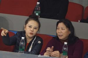 孙俪妈妈扎丸子头看男排比赛 比同龄人年轻十岁