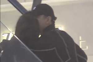 金瀚与女工作人员搂肩耳语关系亲密