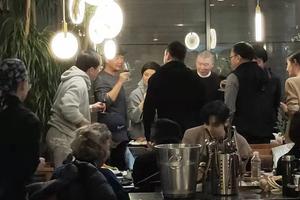 冯小刚成龙张国立等聚餐郑爽敬酒