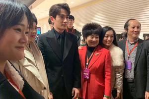 朱一龙与阿姨合影秒变“人形立牌”