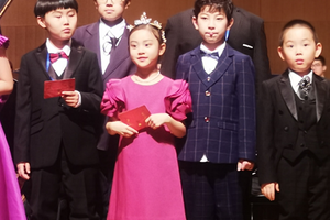 李小璐女儿甜馨7岁演出近照曝光