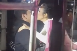 莫文蔚台上公开撒狗粮 老公台下献吻