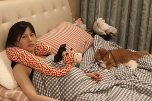 papi酱怀孕后首晒照 素颜孕肚曝光