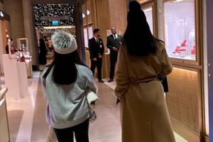 网友偶遇李湘一家三口英国度假