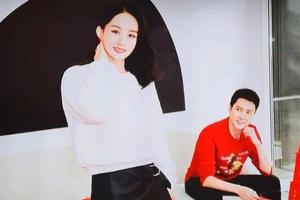 赵丽颖冯绍峰同框海报冯叔“望妻眼”