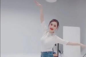 马蓉穿涂烈焰红唇摄影棚里跳舞心情好