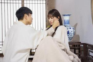 林俊杰吴谨言古装同框上演摸脸杀