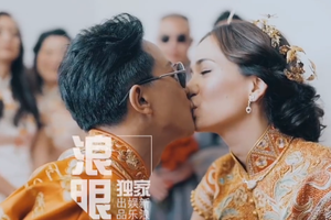独家：韩庚卢靖姗穿中式喜服甜蜜亲吻