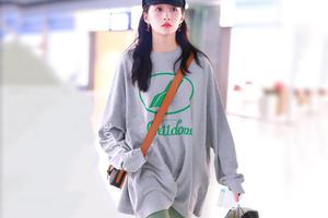 关晓彤穿单薄“男友装”配破洞裤 拎外卖疾走赶路