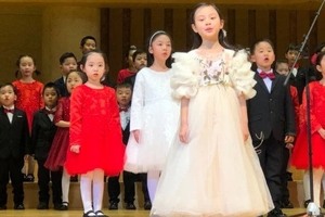 甜馨身穿白色长裙当领唱 化淡妆很有小女神范