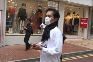 梁朝伟独自现身医院 口罩遮面状态憔悴