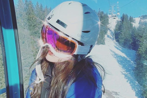 李嫣回瑞士后首晒滑雪照 坐缆车上对镜歪头好开心