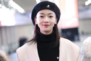 吴谨言拿高领毛衣遮脸呆萌可爱 对镜微笑俏皮甜美