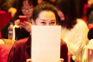 许晴酒红套装长腿吸睛 遮脸秀美目满满少女感