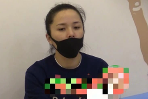 靳东老婆带儿子看病 头发散乱一脸疲惫