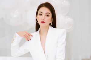 天王嫂方媛穿白色西装现身 潇洒干练妆容精致