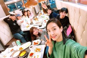 宋茜穿清爽绿衣晒聚餐自拍 比耶嘟嘴卖萌不停