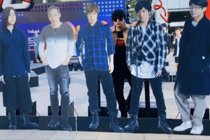 周杰伦和五月天人形立牌合影 萧敬腾在后面偷瞄？