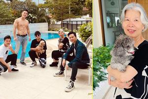 周杰伦为母亲掌镜拍照 叶妈抱小狗笑对镜头状态好