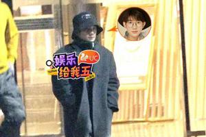 王源撇下助理独自开车会友驾驶平稳