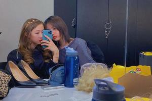 汪峰大女儿深夜晒照打扮成熟 与闺蜜聚会心情好