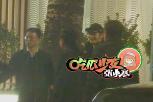 黄晓明深夜会面业内大佬 默默跟在前辈身后低调乖巧