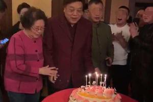 亲友曾为赵忠祥庆77岁生日妻子罕见现身
