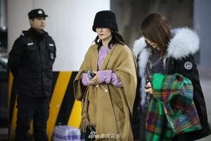 谢娜穿披风现身湖南卫视小年夜彩排