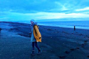 李亚鹏女友冰岛度假晒男友视角美照