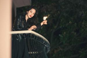 欧阳娜娜手拿烟花棒红唇可盐可甜