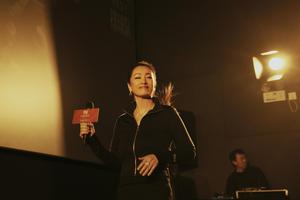 巩俐马尾造型现身《夺冠》首映状态佳