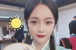 吴宣仪着绿纱裙持水仙团扇楚楚动人