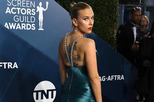 女神红毯云集！“寡姐”秀性感美背