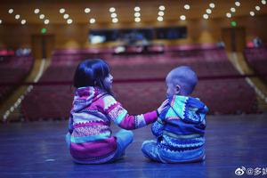 孙莉晒小女儿劈叉照2岁弟弟罕见出镜