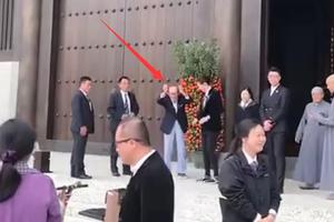 91岁李嘉诚拜佛烧香被偶遇抱拳打招呼