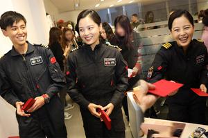 辛芷蕾携“最帅女飞行员”空降新浪