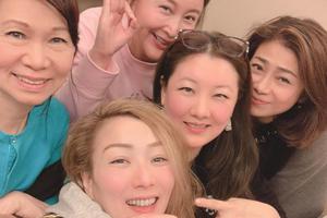 郑秀文聚会与"跳水皇后"伏明霞合影