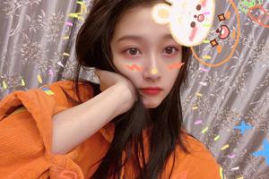 关晓彤绿洲晒自拍 嘟嘴托腮灵动可爱