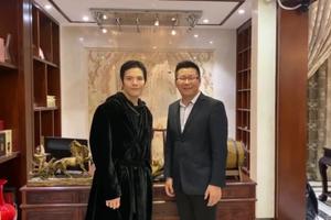 向佐与粉丝合影态度冷漠全程不看人