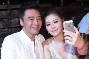 钟镇涛67岁生日妻子晒恩爱合照