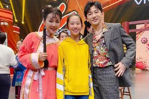 “柳红”女儿与苏有朋合影笑容乖巧可爱