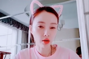 李小璐扮少女对镜wink卖萌喊话等着你